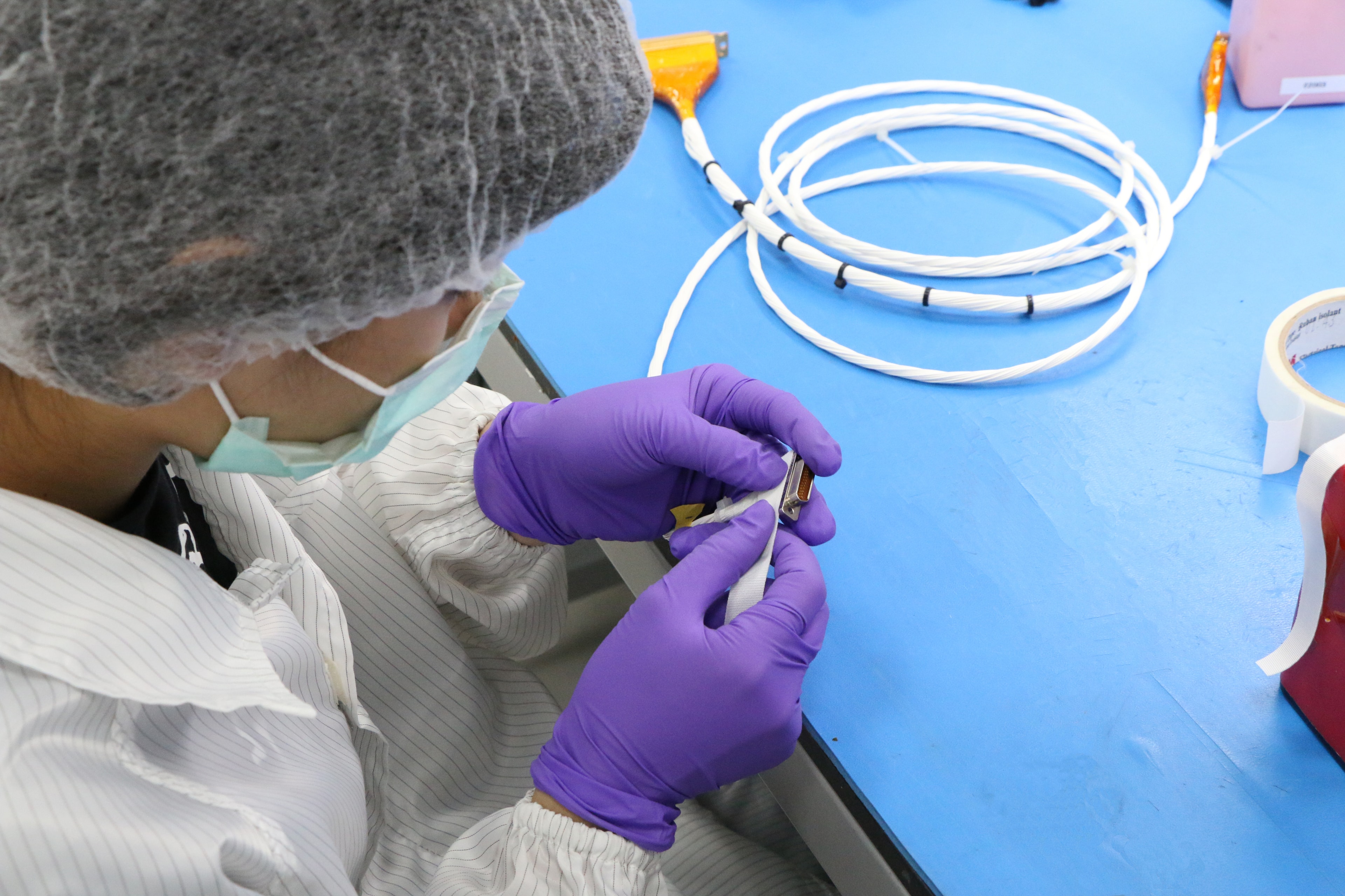 Connector assembly and crimping